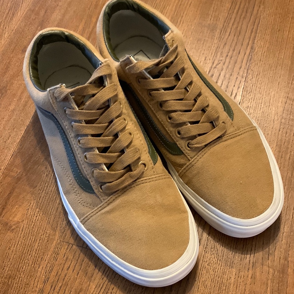 These are excellent, like new! Sueded canvas and great fall/outdoorsy color way.